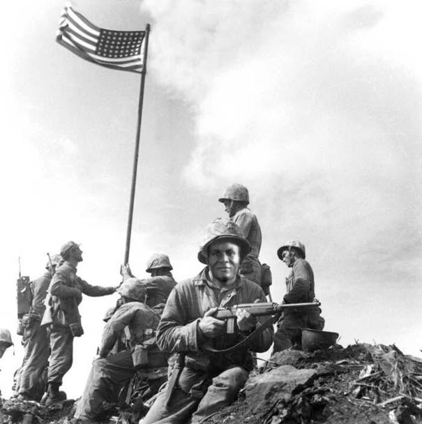 La storica foto dei soldati americani che piantano la bandiera degli Stati Uniti sulla vetta del monte Suribachi dopo la battaglia di Iwo Jima, in Giappone, durante la Seconda Guerra Mondiale. Era il 26 marzo 1945